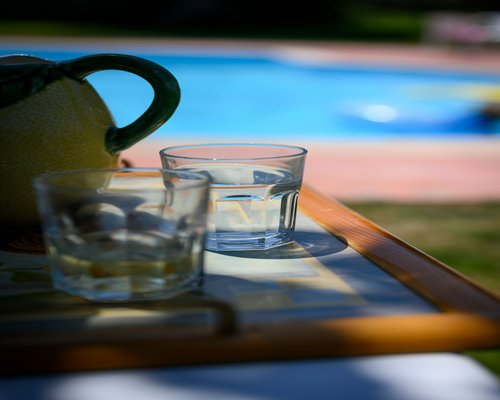 Agua fresca y elementos de descanso